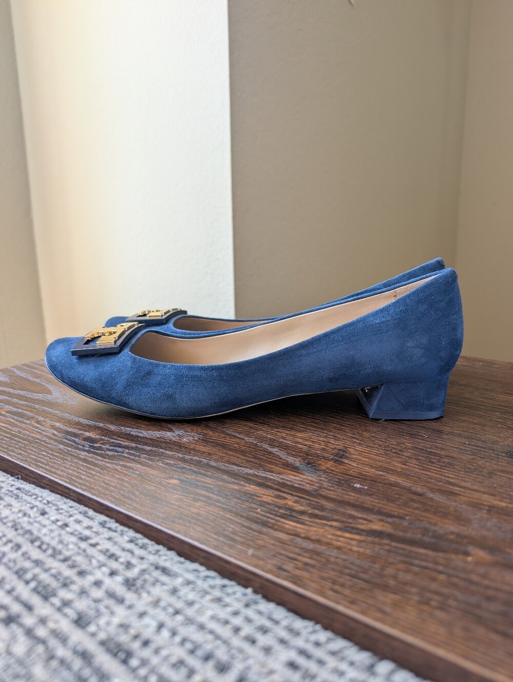 Tory Burch Gigi Blue Suede Gold Logo Slip-on Flats Shoes - Picture 2 of 12